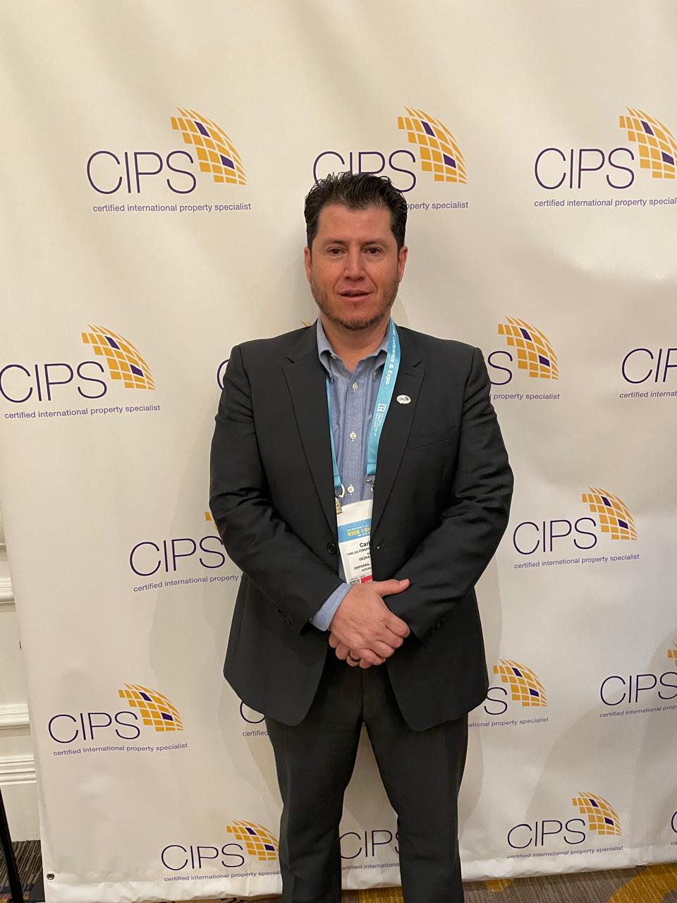 Carlos Fernández de Castro at an international real estate conference